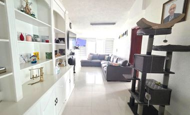 Casa en Venta en Satélite con Preciosos Jardines