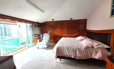 Casa en Venta en Satélite con Preciosos Jardines