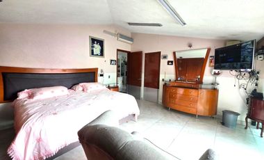 Casa en Venta en Satélite con Preciosos Jardines
