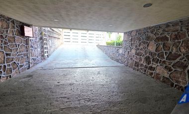Casa en Venta en Satélite con Preciosos Jardines