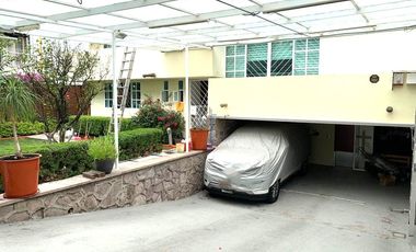 Casa en Venta en Satélite con Preciosos Jardines