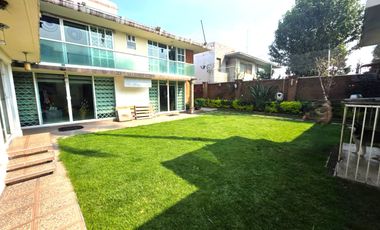 Casa en Venta en Satélite con Preciosos Jardines