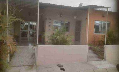 Casa de una planta en Urbanización Puerta del Mar – Santa Elena
Ideal para alquiler temporal (feriados o fines de semana) o anual.