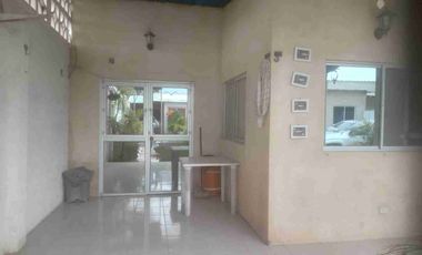 Casa de una planta en Urbanización Puerta del Mar – Santa Elena
Ideal para alquiler temporal (feriados o fines de semana) o anual.