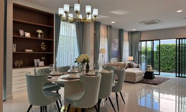 Luxury House for Rent with a swimming pool at Nantawan Rama 9 New Krungthepkreetha 250,000 baht/month (Fully furnished)