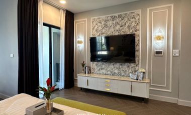 Luxury House for Rent with a swimming pool at Nantawan Rama 9 New Krungthepkreetha 250,000 baht/month (Fully furnished)