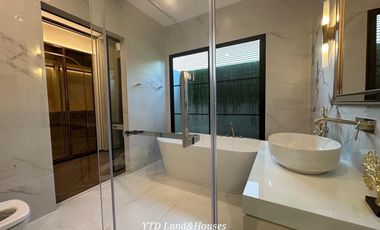 Luxury House for Rent with a swimming pool at Nantawan Rama 9 New Krungthepkreetha 250,000 baht/month (Fully furnished)