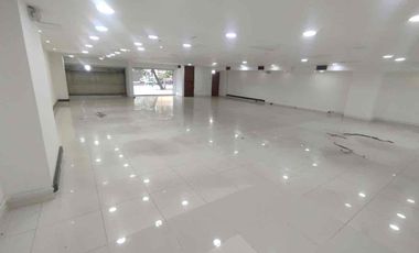 ALQUILO Local en  Avenida oriental 240m2 $25 millones