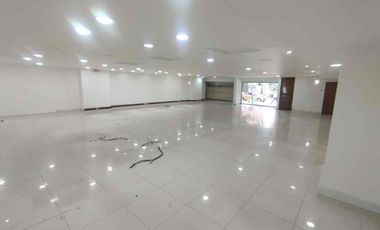 ALQUILO Local en  Avenida oriental 240m2 $25 millones