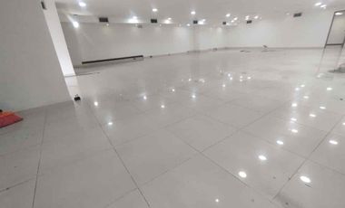 ALQUILO Local en  Avenida oriental 240m2 $25 millones