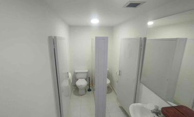 ALQUILO Local en  Avenida oriental 240m2 $25 millones