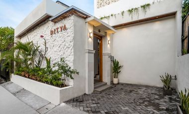 Villa Baru dan Cantik Full Furnished Dijual, di Kerobokan Area