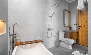 Villa Baru dan Cantik Full Furnished Dijual, di Kerobokan Area