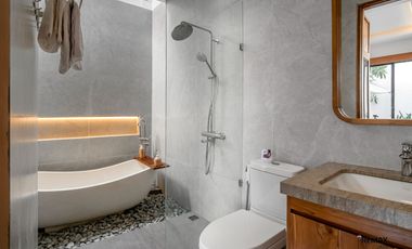 Villa Baru dan Cantik Full Furnished Dijual, di Kerobokan Area