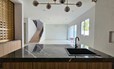 Rumah 2 Lantai Siap Huni Semi Furnished di Cluster Palm Spring, JGC.