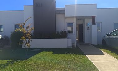 Arriendo Casa Mediterránea 3 dorm. en Condominio Villa Alemania