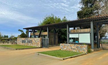 Últimas parcelas planas de 5.000 m² en María Pinto: red de luz y agua operativas, portería, rol propio, administración activa y últimas unidades.
