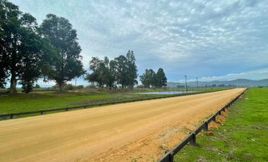 Últimas parcelas planas de 5.000 m² en María Pinto: red de luz y agua operativas, portería, rol propio, administración activa y últimas unidades.