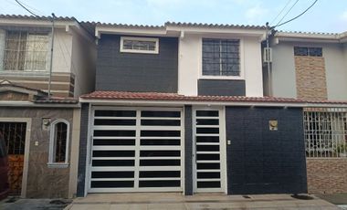 VENTA DE CASA MODERNAEN URB PRIVADA VICTORIA CLUB