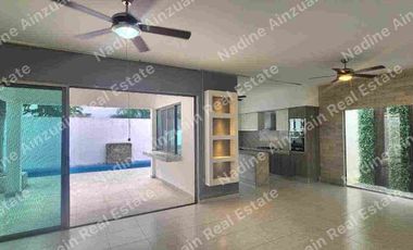 SE RENTA CASA AMPLIA EN RESIDENCIAL CUMBRES CANCÚN, 3 RECÁMARAS MÁS ESTUDIO, ALBERCA PRIVADA, AMENIDADES, SEGURIDAD 24 HORAS.