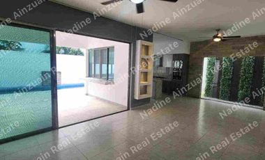 SE RENTA CASA AMPLIA EN RESIDENCIAL CUMBRES CANCÚN, 3 RECÁMARAS MÁS ESTUDIO, ALBERCA PRIVADA, AMENIDADES, SEGURIDAD 24 HORAS.