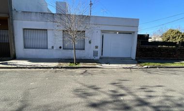 Venta de casa en el centro de  Villa Constitucion