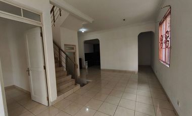 JARANG ADA ..rumah sebelah taman di Taman Semanan Indah, luas 120 meter2