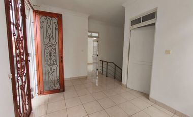 JARANG ADA ..rumah sebelah taman di Taman Semanan Indah, luas 120 meter2