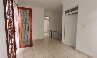 JARANG ADA ..rumah sebelah taman di Taman Semanan Indah, luas 120 meter2