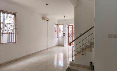 JARANG ADA ..rumah sebelah taman di Taman Semanan Indah, luas 120 meter2