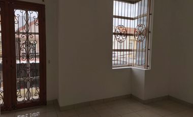 JARANG ADA ..rumah sebelah taman di Taman Semanan Indah, luas 120 meter2