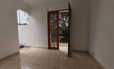 JARANG ADA ..rumah sebelah taman di Taman Semanan Indah, luas 120 meter2