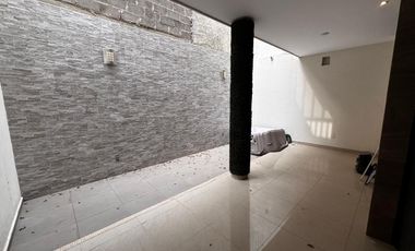 CASA SEMIAMUEBLADA EN RENTA, ZONA NORTE EN CIMA DIAMANTE CON ROOF GARDEN