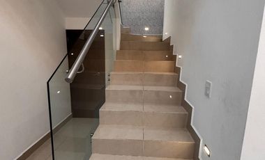 CASA SEMIAMUEBLADA EN RENTA, ZONA NORTE EN CIMA DIAMANTE CON ROOF GARDEN