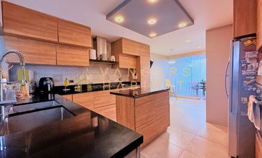 Casa en Venta Cerca Al Mar en Chorrillos - Más de 400m²