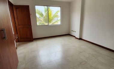 Se renta casa de 4 habitaciones en Urbanización Manta Beach