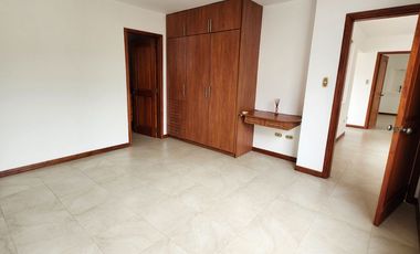 Se renta casa de 4 habitaciones en Urbanización Manta Beach