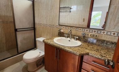 Se renta casa de 4 habitaciones en Urbanización Manta Beach