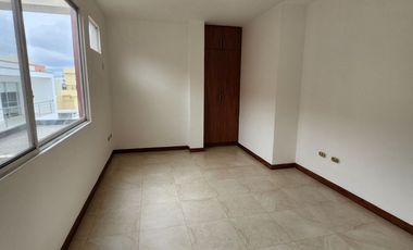 Se renta casa de 4 habitaciones en Urbanización Manta Beach