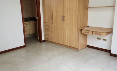 Se renta casa de 4 habitaciones en Urbanización Manta Beach