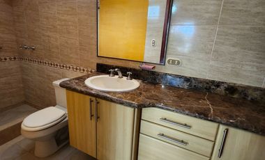 Se renta casa de 4 habitaciones en Urbanización Manta Beach