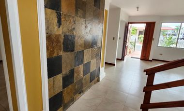 Se renta casa de 4 habitaciones en Urbanización Manta Beach