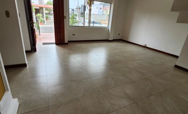 Se renta casa de 4 habitaciones en Urbanización Manta Beach