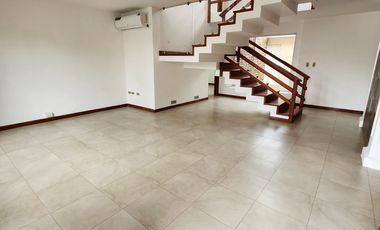 Se renta casa de 4 habitaciones en Urbanización Manta Beach