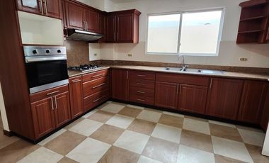 Se renta casa de 4 habitaciones en Urbanización Manta Beach