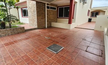 Se renta casa de 4 habitaciones en Urbanización Manta Beach