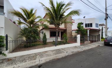 Se renta casa de 4 habitaciones en Urbanización Manta Beach