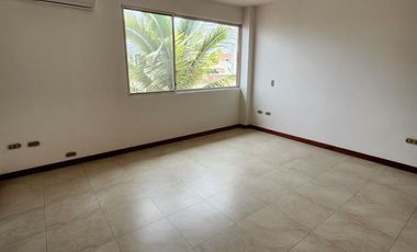 Se renta casa de 4 habitaciones en Urbanización Manta Beach