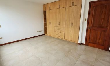 Se renta casa de 4 habitaciones en Urbanización Manta Beach