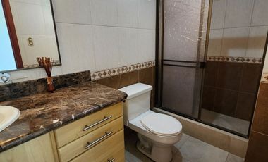 Se renta casa de 4 habitaciones en Urbanización Manta Beach